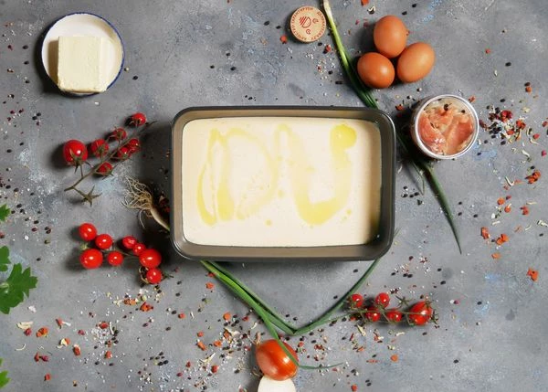 Перелить блинную смесь. Сверху вылить оставшееся масло.