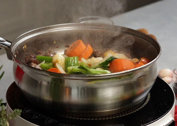 Затем добавить овощи, перемешать, влить вино и выпарить. Посолить. 