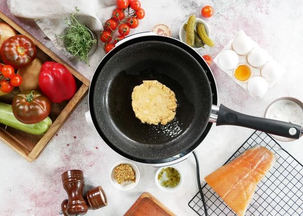 Разделить фарш на 3 части. Каждую обжарить на сковороде с двух сторон с добавлением масла.
