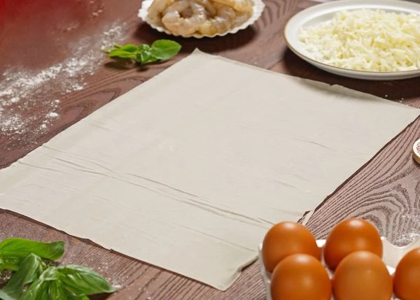 Тесто фило разморозить на нижней полке холодильника. Лист теста разложить на ровной поверхности. 