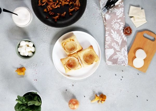 Готовые слойки перевернуть хрустящей стороной вниз.