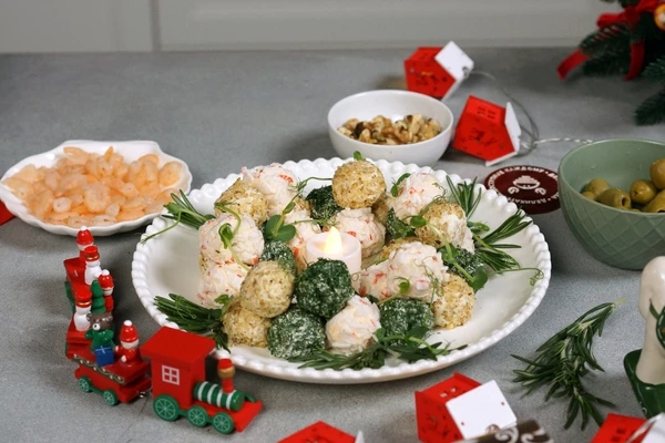 Для стабилизации консистенции убрать в холодильник на пару часов. Выложить в форме венка. Оформить розмарином и микрозеленью. Приятного аппетита! 
