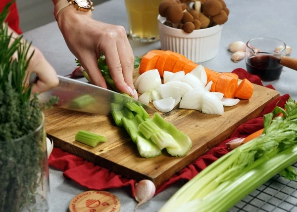 Очищенный лук, морковь и стебли сельдерея нарезать крупными кусочками. 