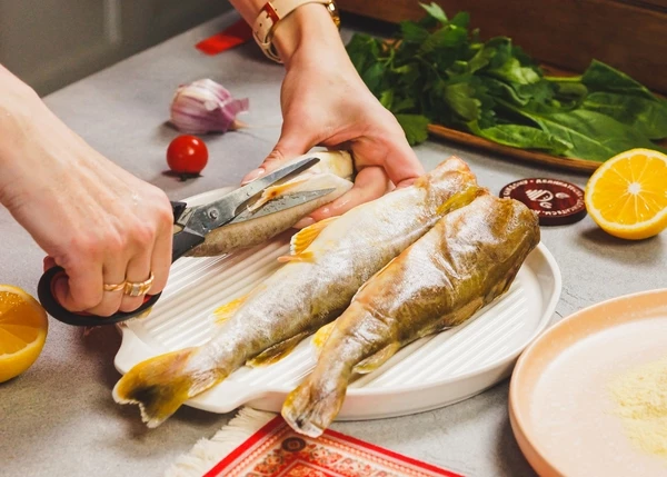 Навагу разморозить, удалить плавники, промыть, обсушить салфетками.