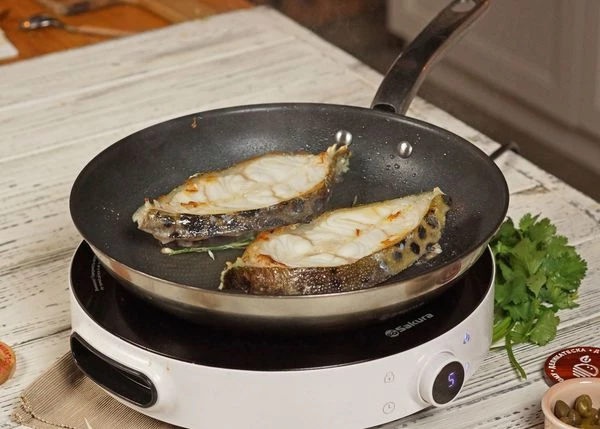 Стейки разморозить на нижней полке холодильника, хорошо обсушить салфетками. Жарить на разогретой сковороде с маслом и розмарином по 2 минуты с каждой стороны. Посолить и поперчить.