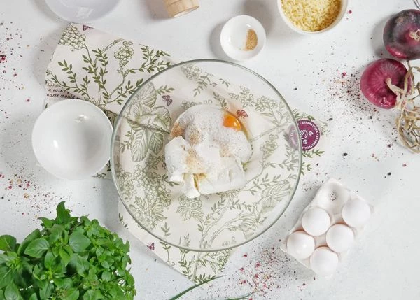 Соединить творог и яйцо, добавить муку, соль,  чеснок и натертый сыр.