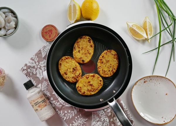 Хашбрауны выложить на сковороду. Обжарить с двух сторон по 3 минуты, периодически переворачивая. Переложить на тарелку.