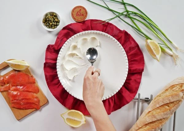 Творожный сыр с помощью ложки, мазками переложить на тарелку.