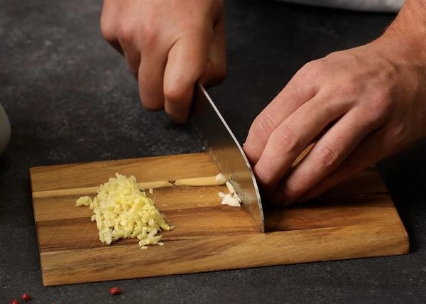 Имбирь и чеснок почистить, мелко нарезать. 