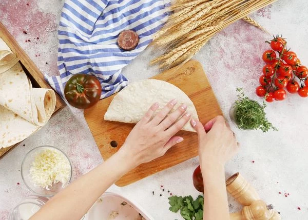 Сложить пополам. Хорошо соединить края. Дать чебурекам немного подсохнуть. 