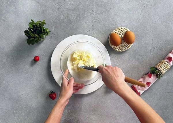 В миску выложить  120 грамм мягкого сливочного масла, добавить 120 грамм сахара, щепотку соли перемешать. 