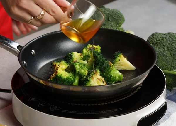 Добавить кунжутное масло, жарить еще 1 минуту. Посыпать кунжутом, снять с плиты.