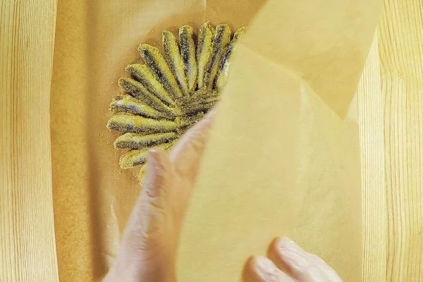 Подготовленную рыбу, накрыть 2 стороной пергамента.