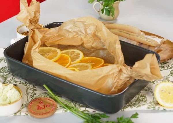 Апельсины и лимоны вымыть, нарезать кружочками. Выложить на пергамент. 
