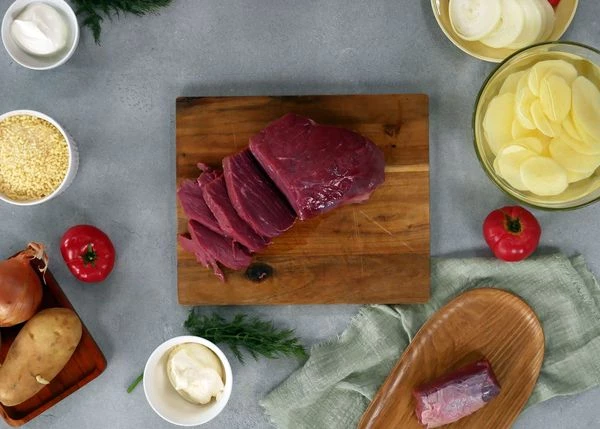 Мясо зачистить от пленок, нарезать поперек волокон на куски толщиной 1 см.