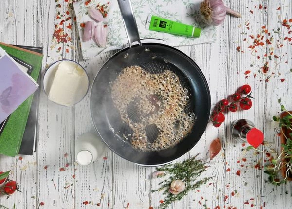 Лук и чеснок очистить, нарезать мелким кубиком. На сковороде растопить сливочное масло, добавить оливковое. Обжарить лук и чеснок в течение 1 минуты.