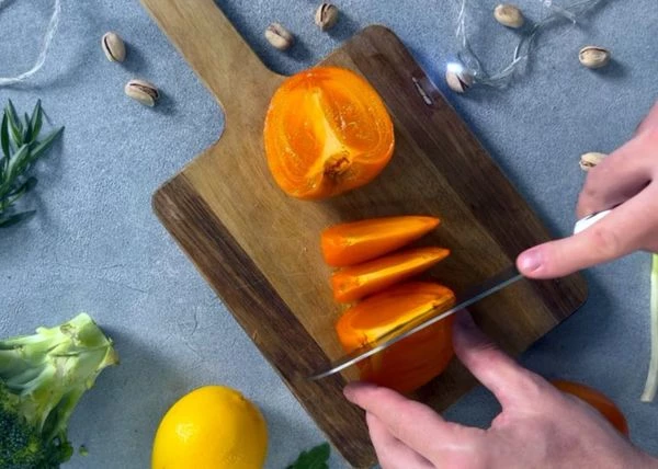 Хурму нарезать дольками.