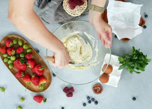 Перемешать лопаткой.