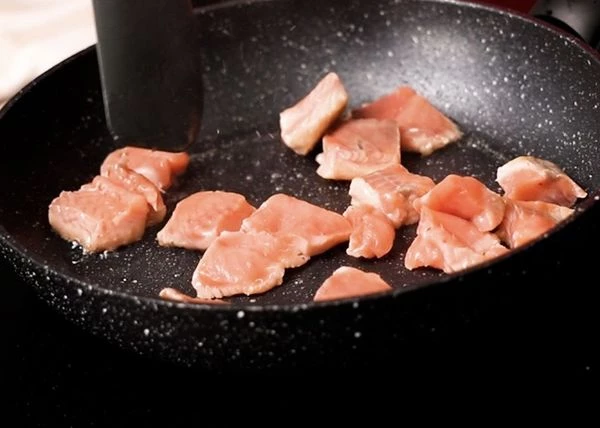 Филе горбуши разморозить, нарезать кубиком и обжарить на хорошо разогретой сковороде. 