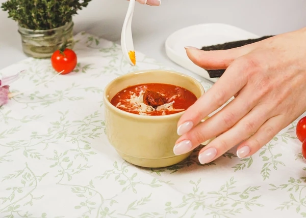 Для соуса смешать протертые томаты, натертый чеснок, пасту том ям и соль, хорошо перемешать.