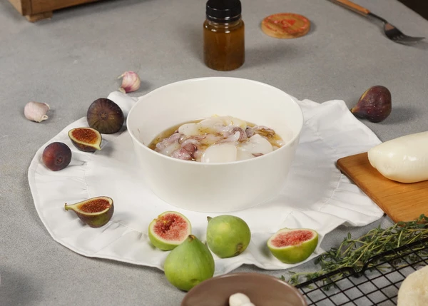 Кальмары разморозить на нижней полке холодильника. Замариновать в масле Конфи, посолить.