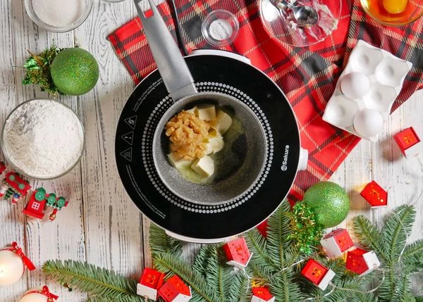 Мед и сливочное масло растопить на медленном огне. 