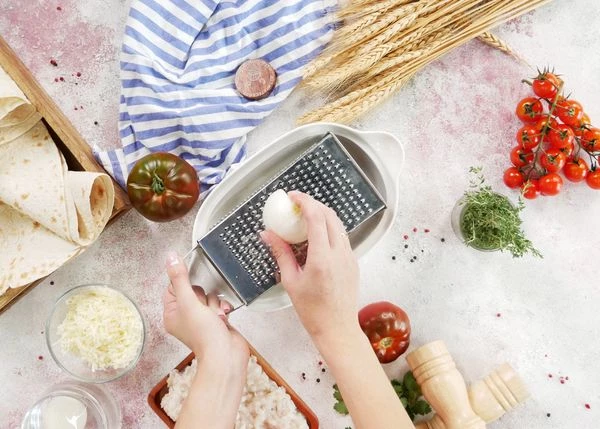 Лук очистить, натереть на мелкой терке.