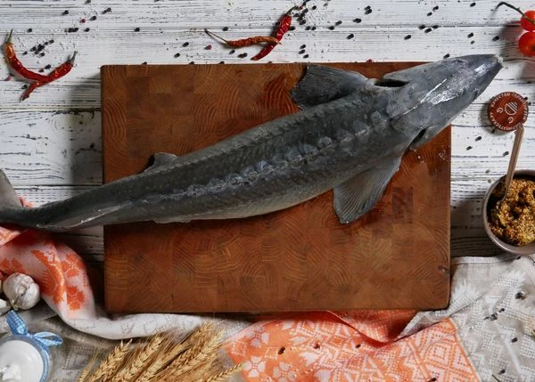 Осётра обдать кипятком, вымыть.