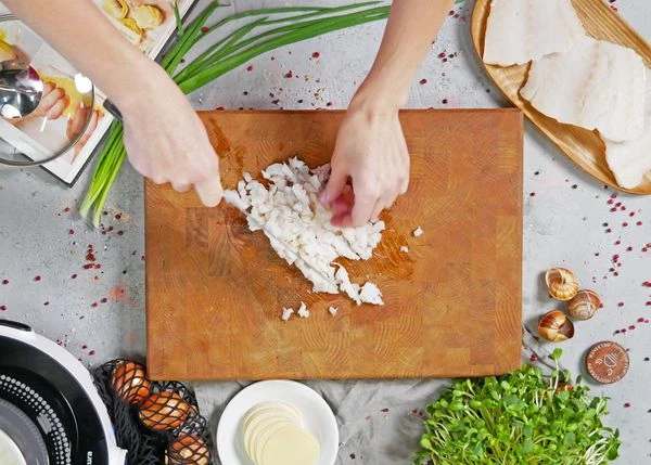 Треску разморозить, нарезать мелким кубиком.