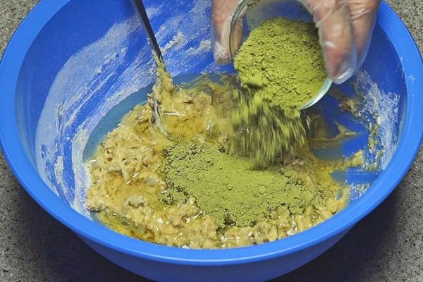 Добавить порошок зеленого чая матча.