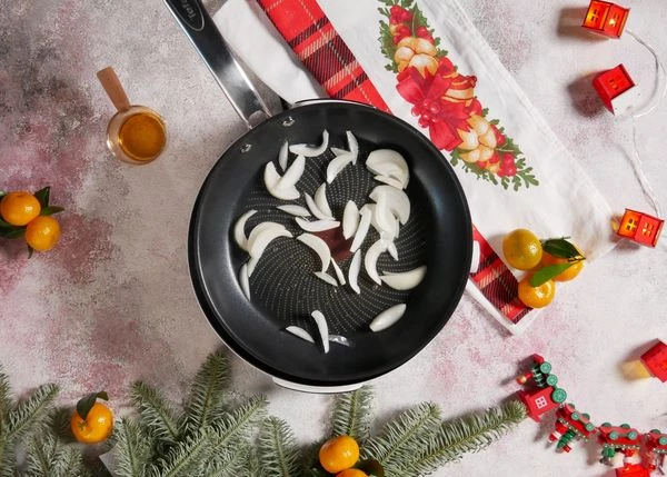 В сковороде на растительном масле обжарить нарезанный репчатый лук.