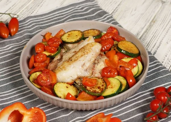 Обжаренные овощи выложить  в форму для запекания рядом с окунем. Поставить в разогретую до 180 градусов духовку на 5 минут. Приятного аппетита! 
