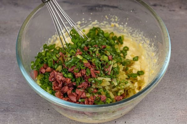 Добавить к получившемуся соусу. Посолить по вкусу.