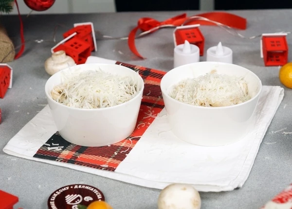 Разложить по формам для запекания, посыпать тертым пармезаном. Запекать в разогретой до 180 градусов духовке в течение 5-7 минут. 