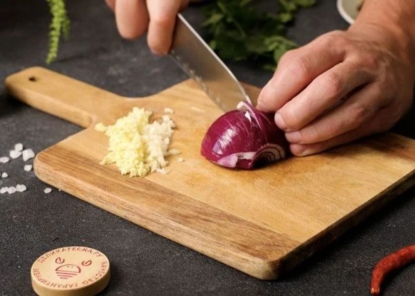 Лук, чеснок и имбирь очистить, нарезать мелким кубиком. 