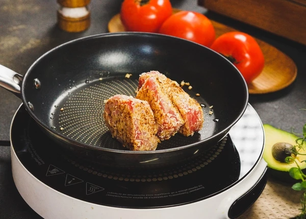 Обжарить на масле со всех сторон по 15 секунд. Дать отдохнуть пару минут. 
