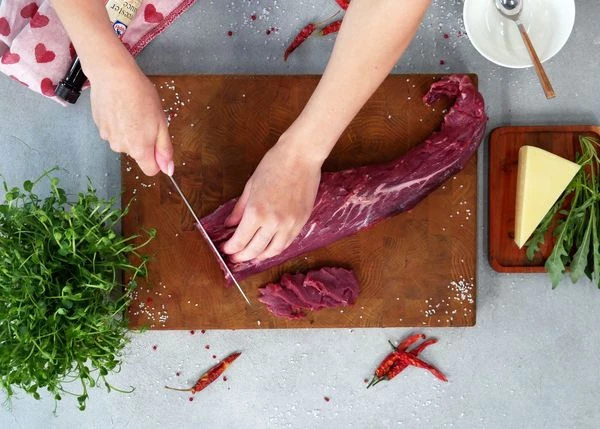 Говяжью вырезку зачистить от плёнок. Нарезать мякоть как можно тоньше. Можно слегка отбить кухонным молотком.