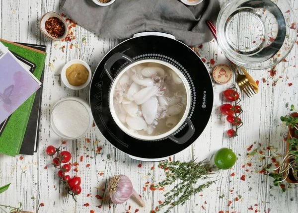 Кальмары разморозить на нижней полке холодильника. Отварить в подсоленной воде в течение 1,5 минут. 