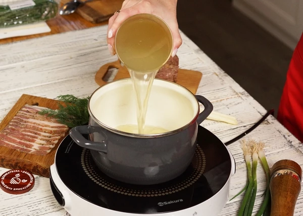 В кастрюле вскипятить бульон.