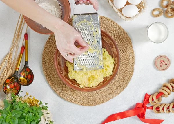 Картофель очистить, натереть на мелкой терке.