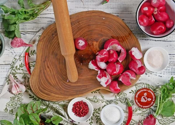 Редис вымыть, хорошо отбить кухонным молотком или скалкой.