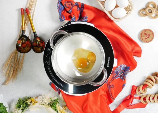 Соединить кефир, яйца, сахар и соль. Поставить кастрюлю на средний огонь. Нагревать, постоянно помешивая. Подогреть так, чтобы опущенному пальцу было горячо, но терпимо (постоянно помешивать и следить, чтобы яйца не свернулись). Выключить нагрев, снять с плиты.