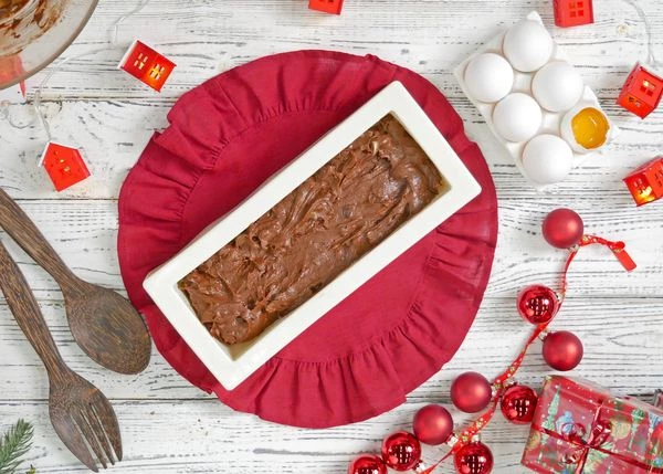 Выложить в форму для запекания. Выпекать в разогретой до 180 градусов 35-40 минут. Кекс достать, дать остыть.
