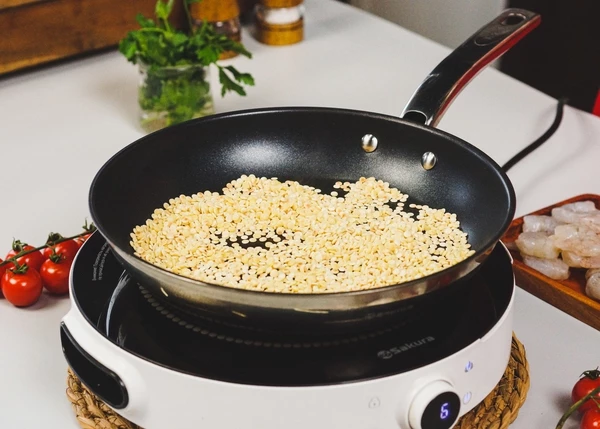 Птитим обжарить на сухой сковороде в течение 2 минут.