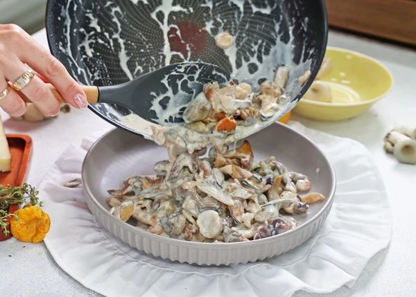 Переложить в форму для запекания.