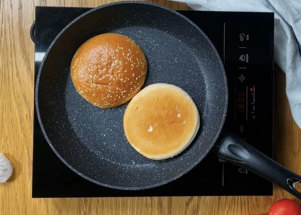 На сухой сковороде подсушить булочки.  