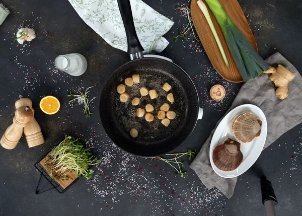 На сливочном масле обжарить филе гребешка в течение 1,5 минут, посолить и поперчить. 