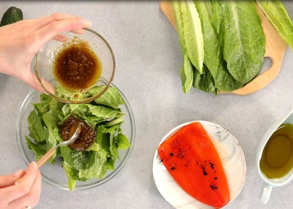 Соус из черного перцами смешать с оливковым маслом, 1 к 1.
Салат Романо вымыть, обсушить, нарвать на кусочки среднего размера, перемешать с подготовленным соусом.
