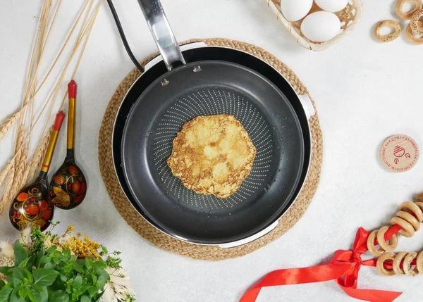 Жарить блины на смазанной маслом сковороде.