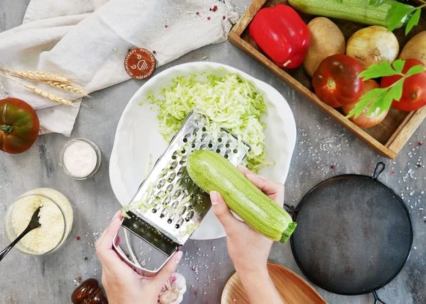 Кабачки вымыть, обсушить полотенцем, натереть на терке.